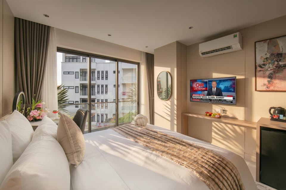 Suite Double or Twin with Balcony | Desk, laptop workspace, free WiFi