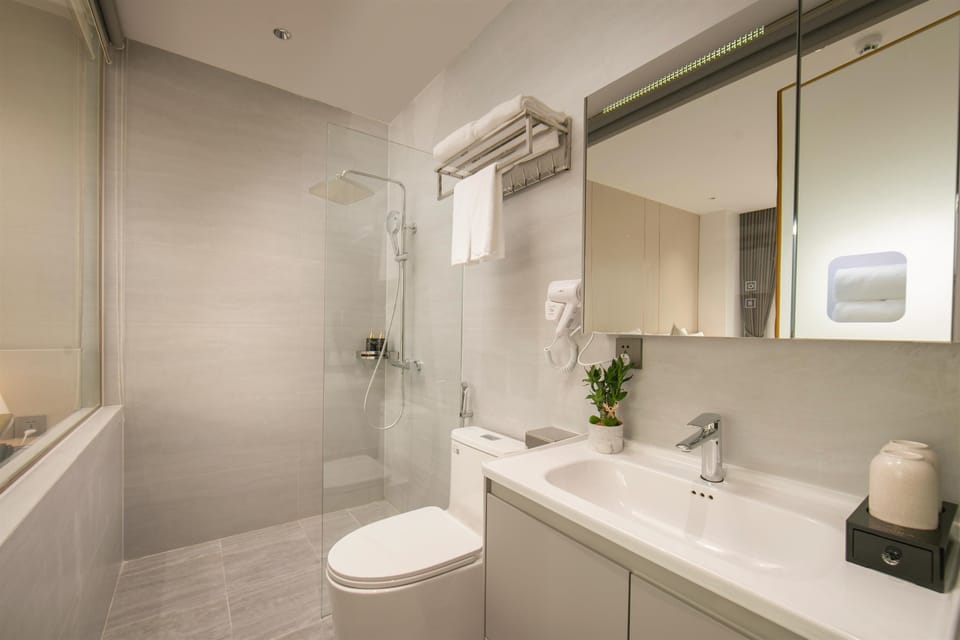 Suite Double or Twin with Window | Bathroom | Shower, hair dryer, towels, soap