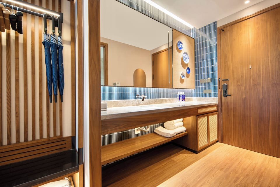 Family Suite, Multiple Beds, Garden View | Bathroom | Shower, rainfall showerhead, free toiletries, hair dryer