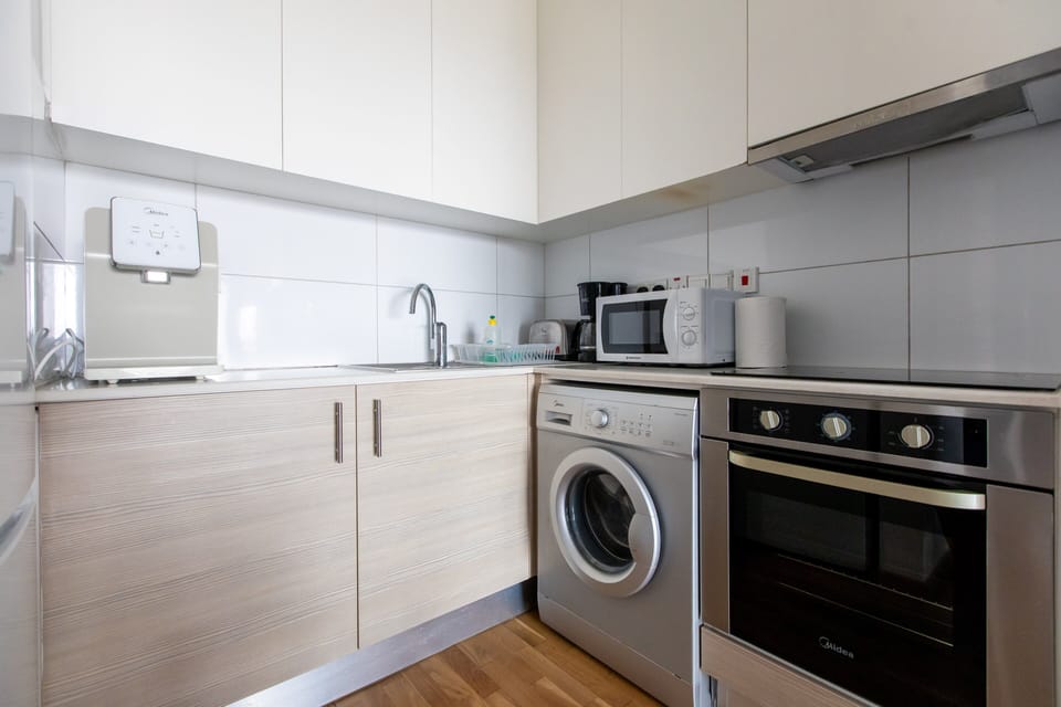 Apartment, 2 Bedrooms, Kitchen, City View | Private kitchen | Coffee/tea maker, full-size fridge, microwave, oven