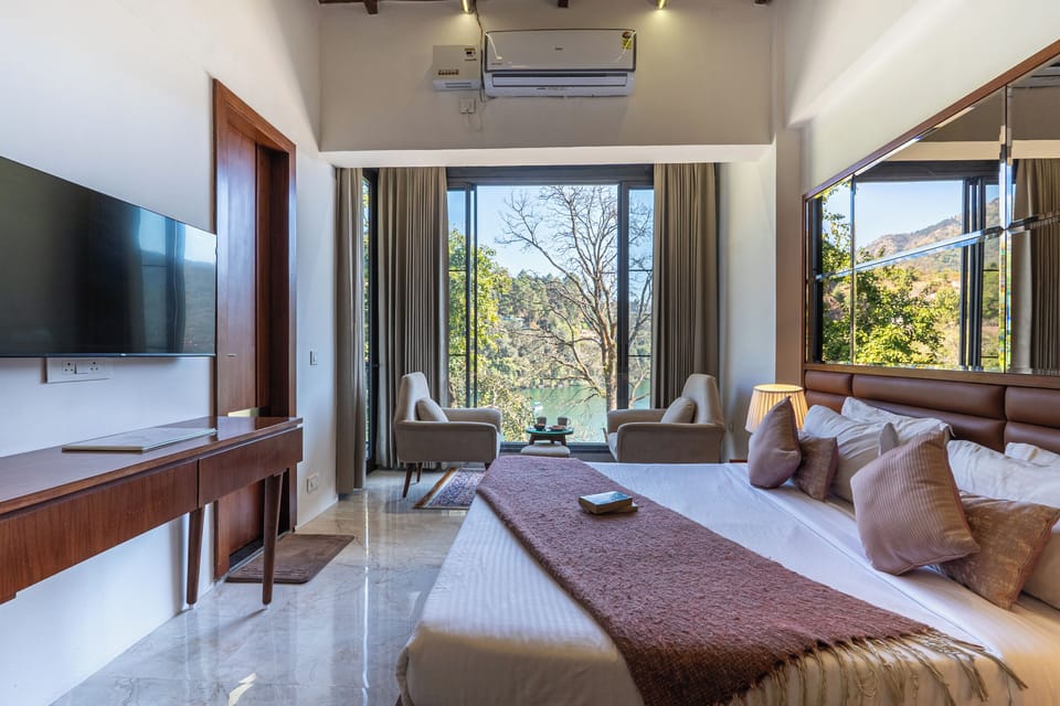 Luxury Apartment | Desk, laptop workspace, iron/ironing board, free WiFi