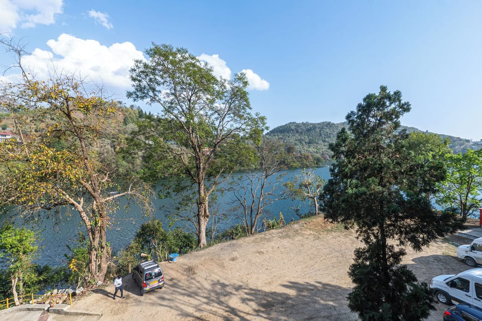 ALAYA STAYS Lakefront Suite Naukuchiatal Hotel in Uttarakhand