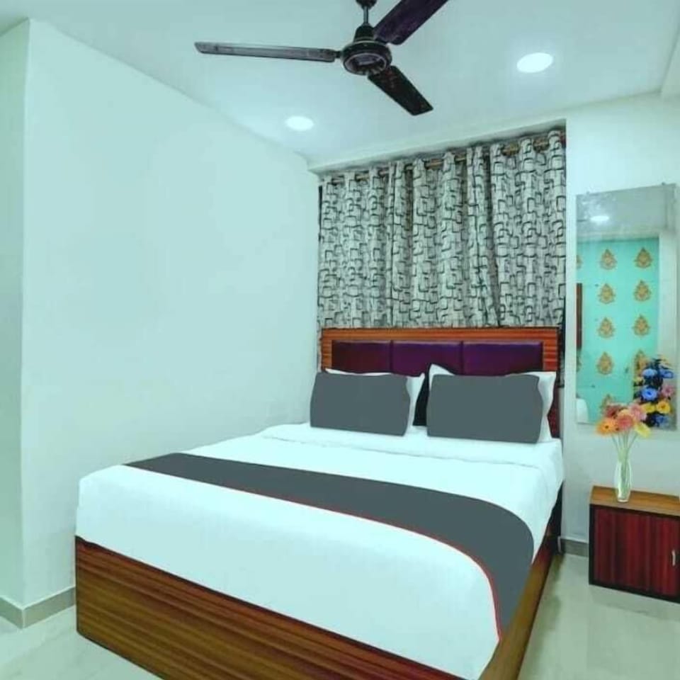 Deluxe Room | Egyptian cotton sheets, premium bedding, memory foam beds, desk