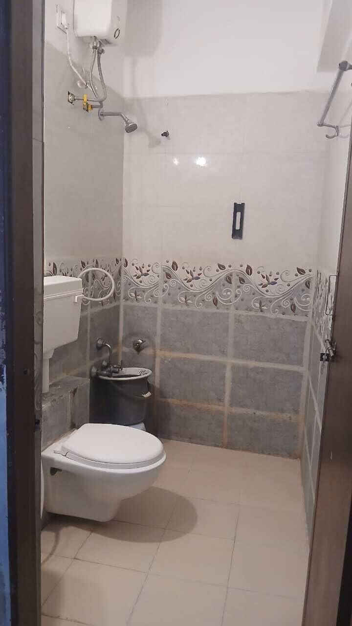 Executive Room | Bathroom | Shower, rainfall showerhead, towels, soap