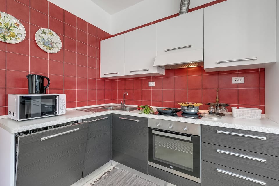 Family Apartment, Multiple Bedrooms, Beachside (Casa Adelina Garden Stresa Center) | Private kitchen | Fridge, microwave, oven, stovetop