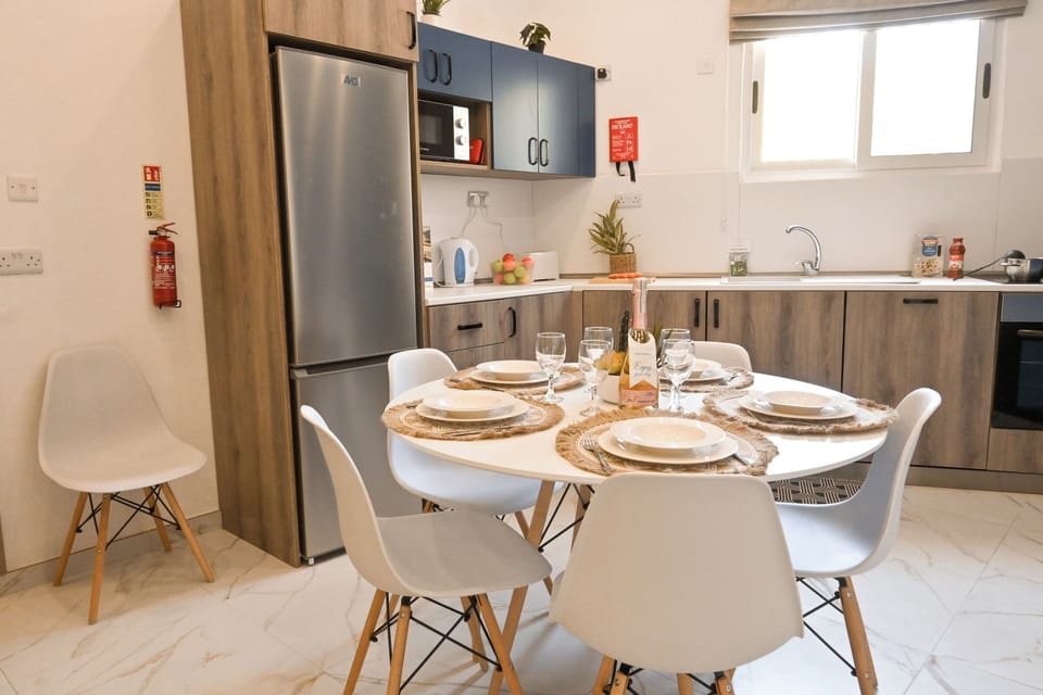Family Apartment, 2 Bedrooms, 2 Bathrooms (Well Located Modern Apart Balluta Bay) | Dining