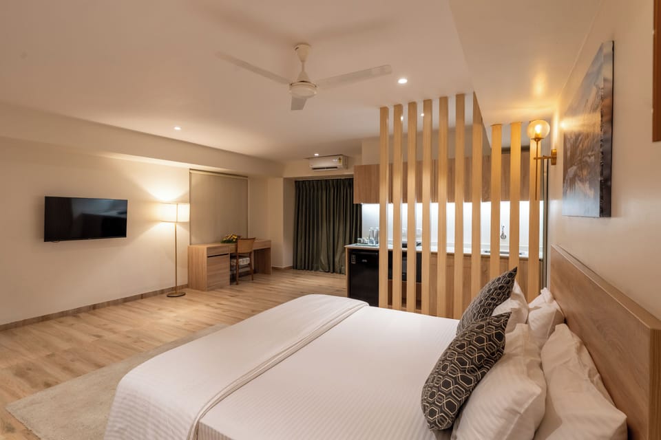 Deluxe Studio, City View | Desk, laptop workspace, blackout drapes, soundproofing