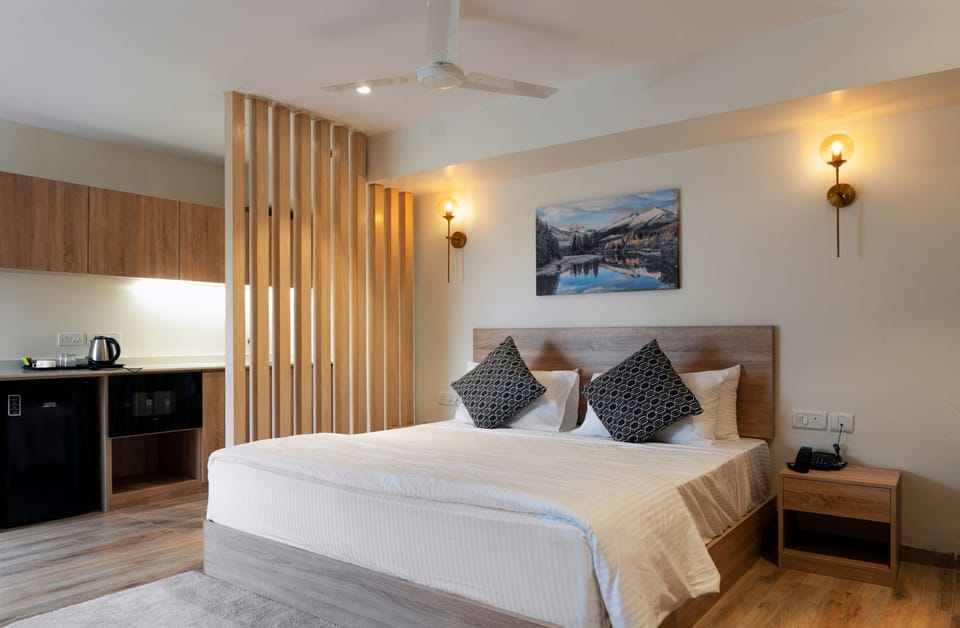 Deluxe Studio, City View | Desk, laptop workspace, blackout drapes, soundproofing