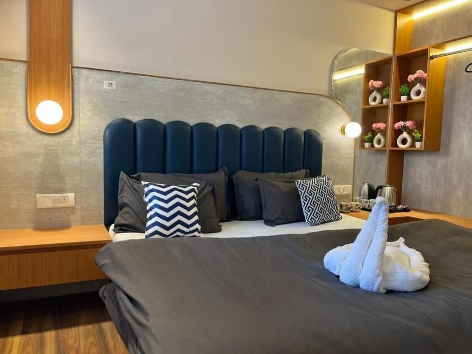 Deluxe Double Room, Mountain View | Blackout drapes, iron/ironing board, free WiFi