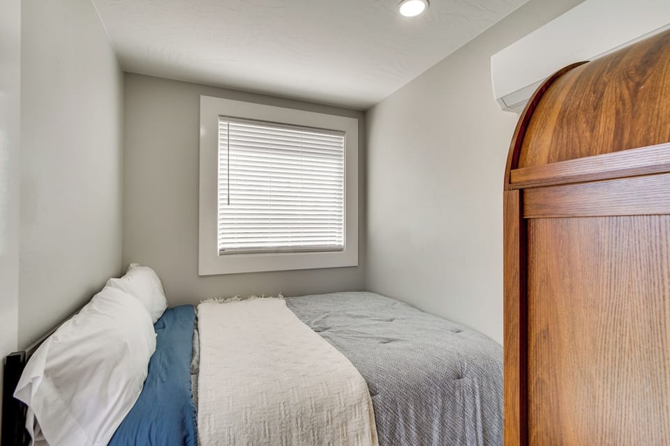 Bedroom | Queen Bed