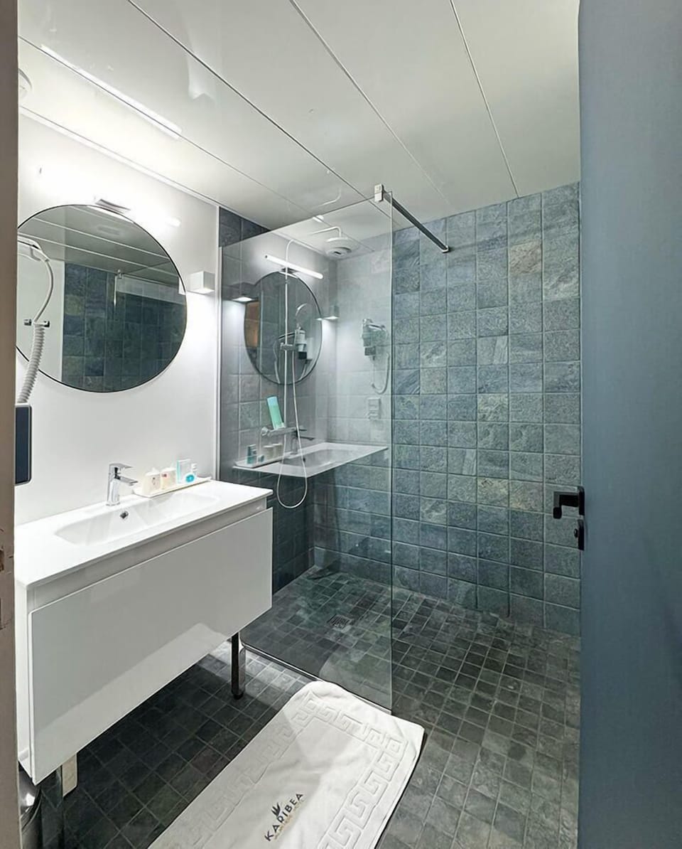 Bathtub, free toiletries, hair dryer, towels