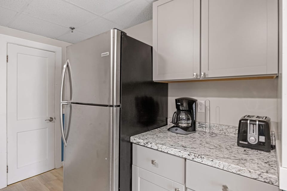 Plenty of space to make a meal or to enjoy that morning cup of coffee.