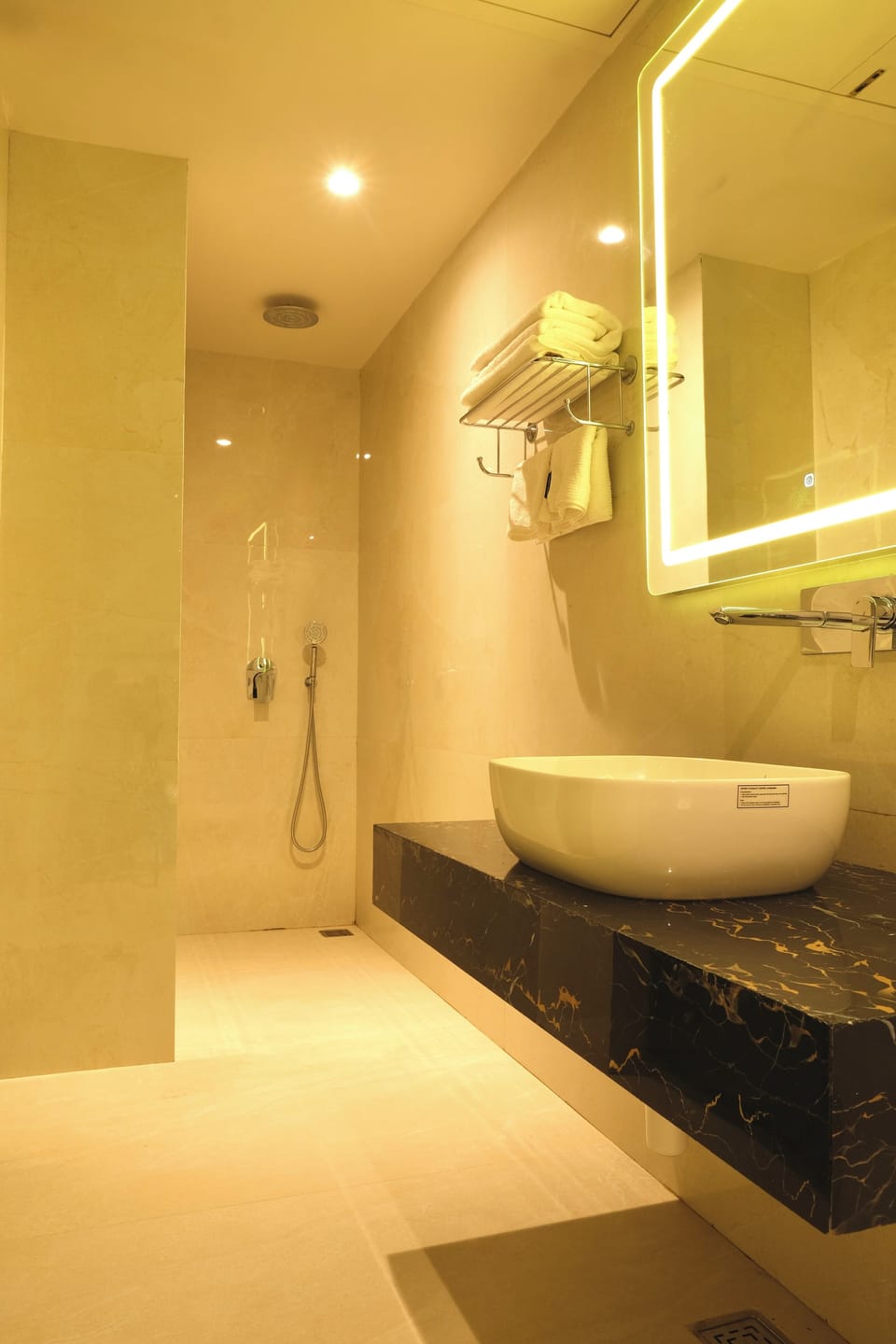Superior Room | Bathroom | Shower, rainfall showerhead, free toiletries, hair dryer