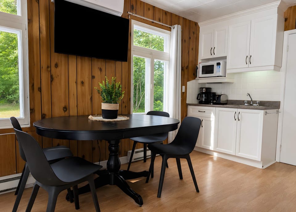 Cuisine entièrement équipée avec un espace repas convivial.