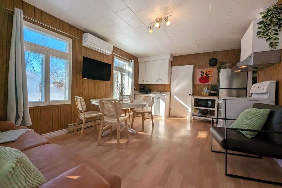 Un espace à aire ouverte chaleureux et tout équipé. De la cuisine moderne au salon douillet, tout est conçu pour que vous vous sentiez comme chez vous à la montagne.
