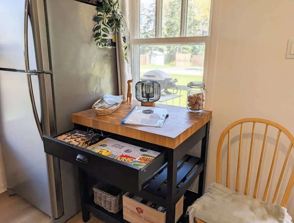 Votre camp de base pour l'aventure. Profitez d'une cuisine bien organisée, dotée d'appareils modernes et d'un espace dédié pour consulter votre itinéraire tout en savourant votre café matinal.