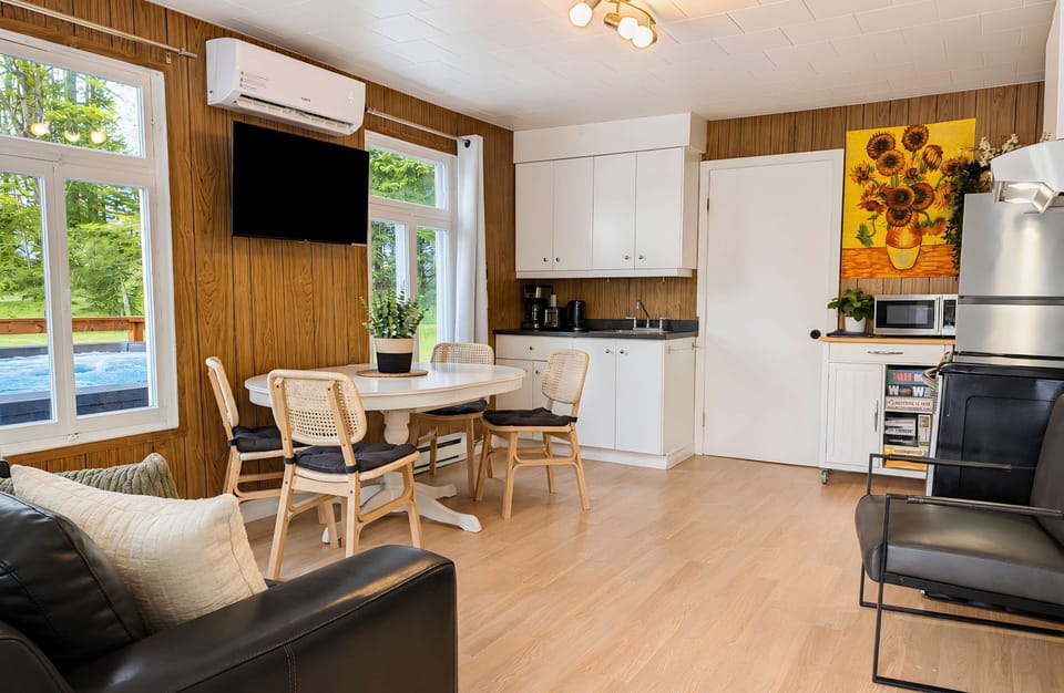 Un espace de vie ouvert, parfait pour se retrouver en famille ou entre amis.