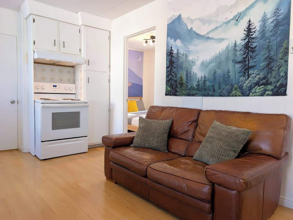 Salon : Lumineux et aéré, avec une décoration artistique inspirée de la montagne, parfait pour se détendre après vos aventures !