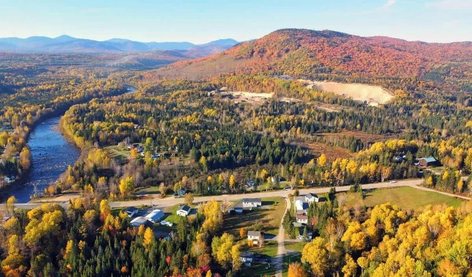 Vue aérienne époustouflante : Admirez les couleurs flamboyantes de l'automne et les paysages sereins de la rivière dans ce paradis naturel !
