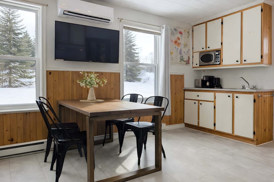 Cuisine entièrement équipée avec un espace repas convivial.