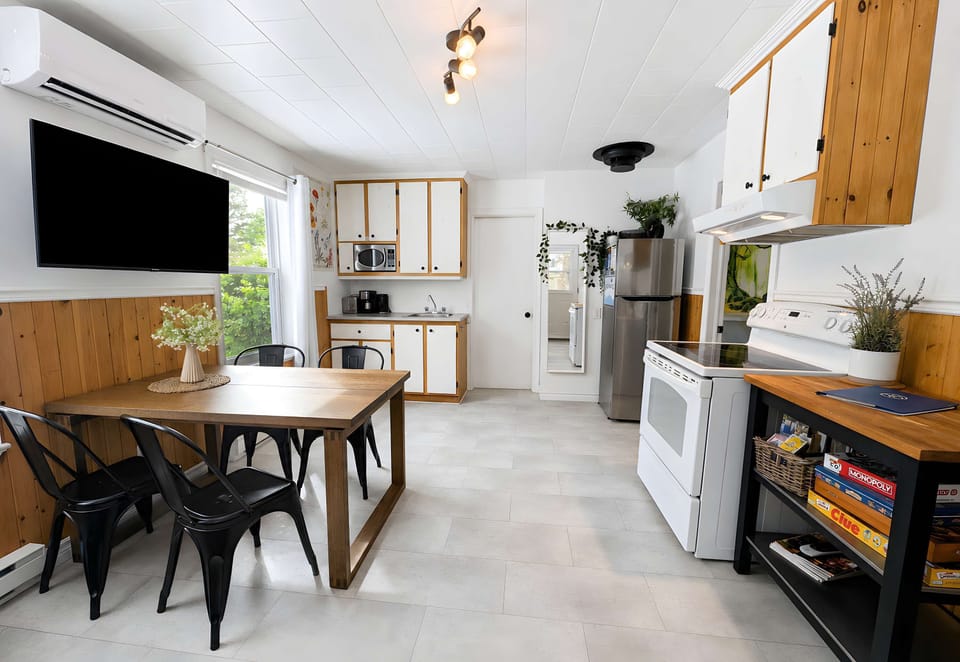 Cuisine entièrement équipée et salle à manger conviviale pour partager de bons repas.