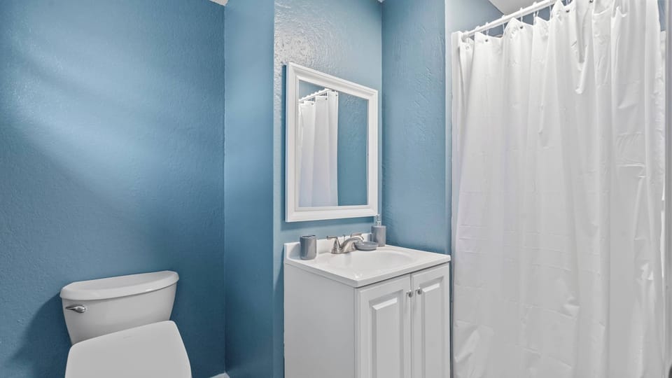 Wake & Walk Retreat w/ Hot Tub House in Village Four Seasons