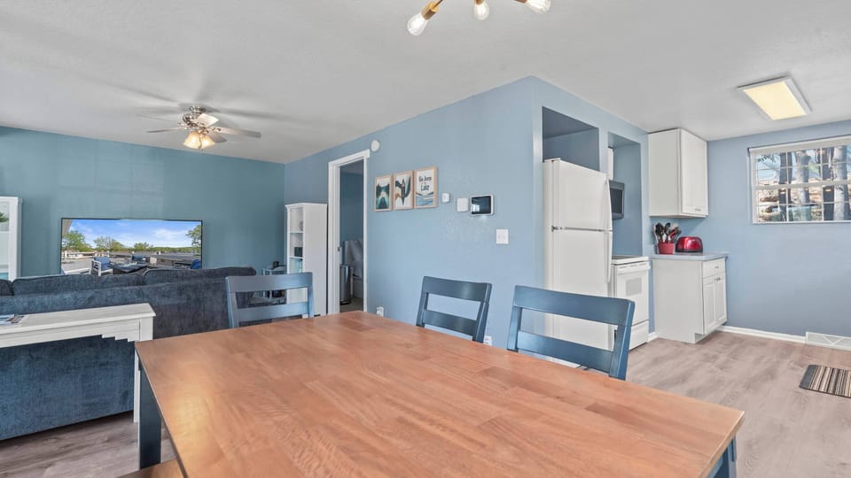 House, Multiple Beds, Hot Tub (Wake & Walk Retreat) | Dining