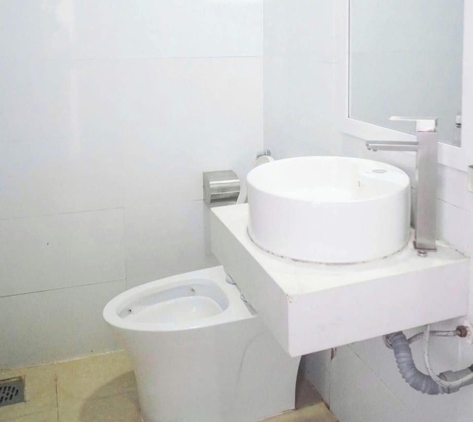 Deluxe Double Room Single Use, 1 Queen Bed, City View | Bathroom | Hair dryer, slippers, towels, soap