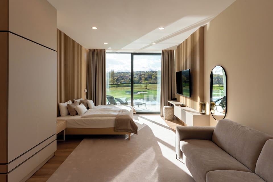 In-room safe, blackout drapes, free WiFi