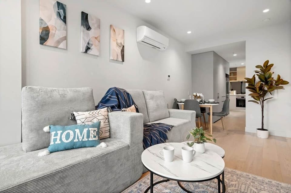 BNBIFY Melbourne CBD Apartment – Bright Living Area