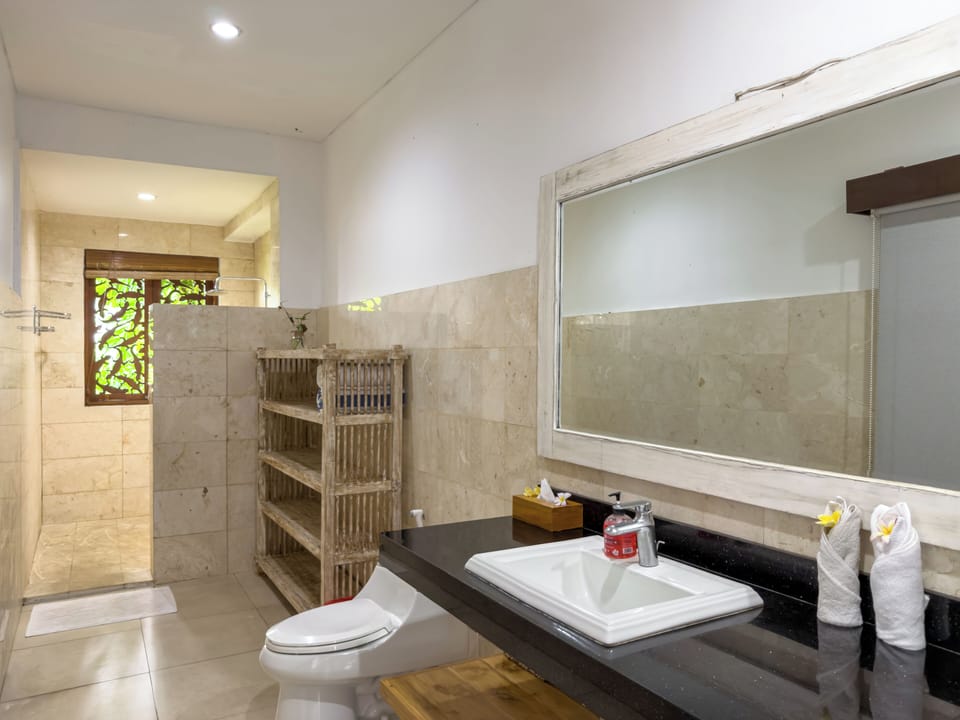 Deluxe Double Room, Pool View | Bathroom | Shower