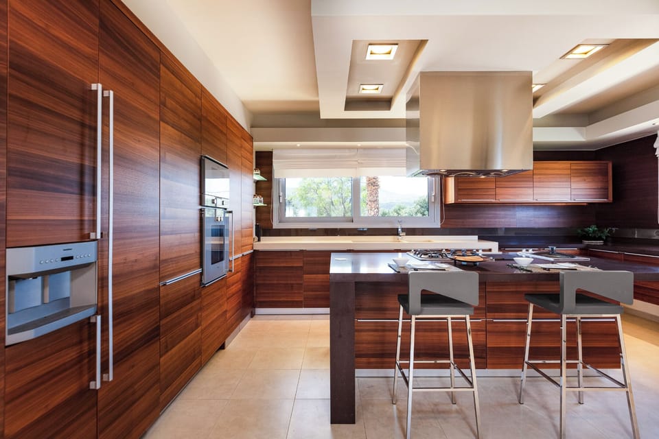 Full-size fridge, microwave, oven, stovetop