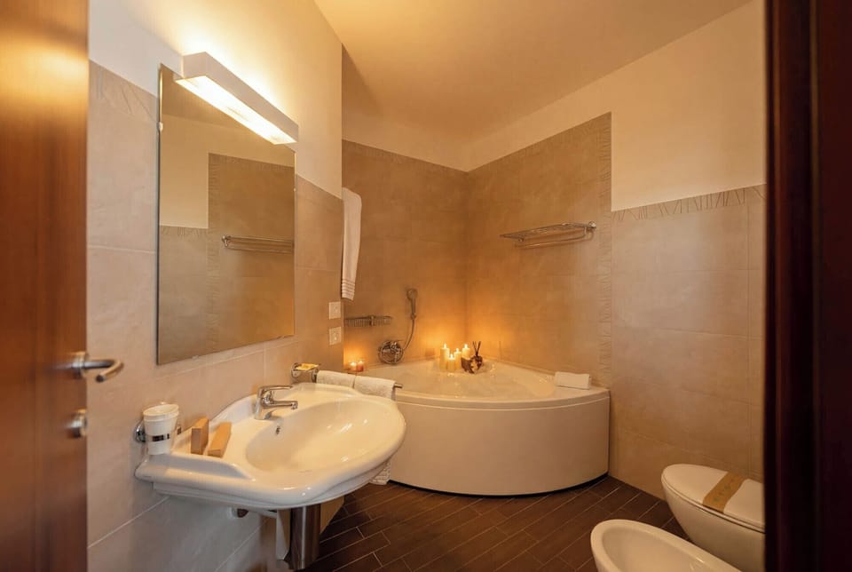 Junior Double Room, City View | Bathroom | Bathtub, hair dryer, bidet, towels