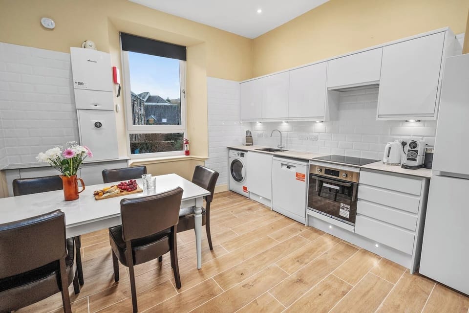 Fully equipped modern kitchen. 