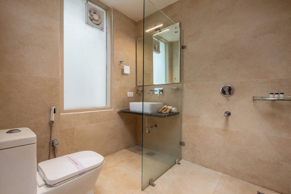 Deluxe Room | Bathroom | Shower, towels, soap, shampoo
