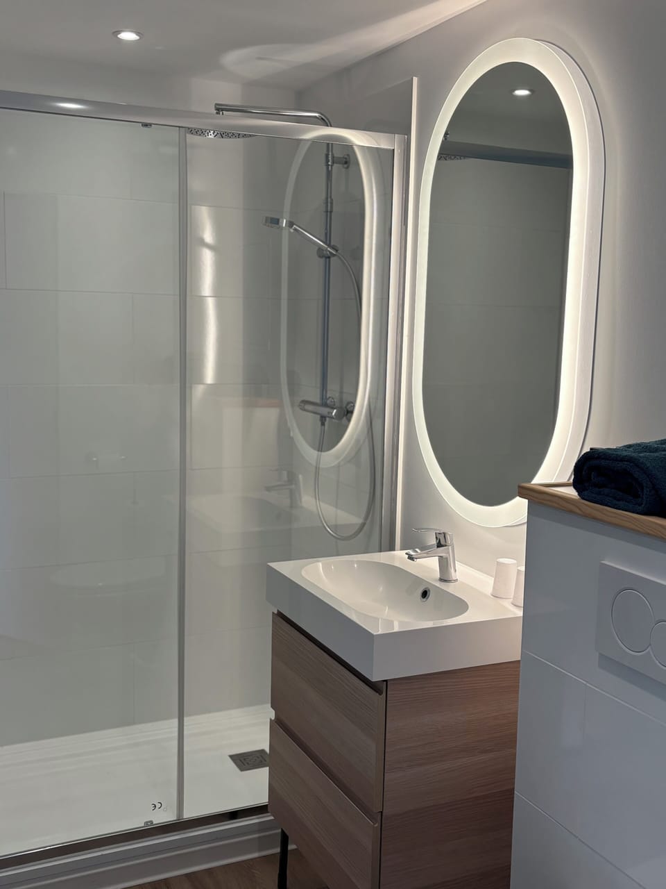 Superior Double Room | Bathroom | Shower, towels, soap, shampoo