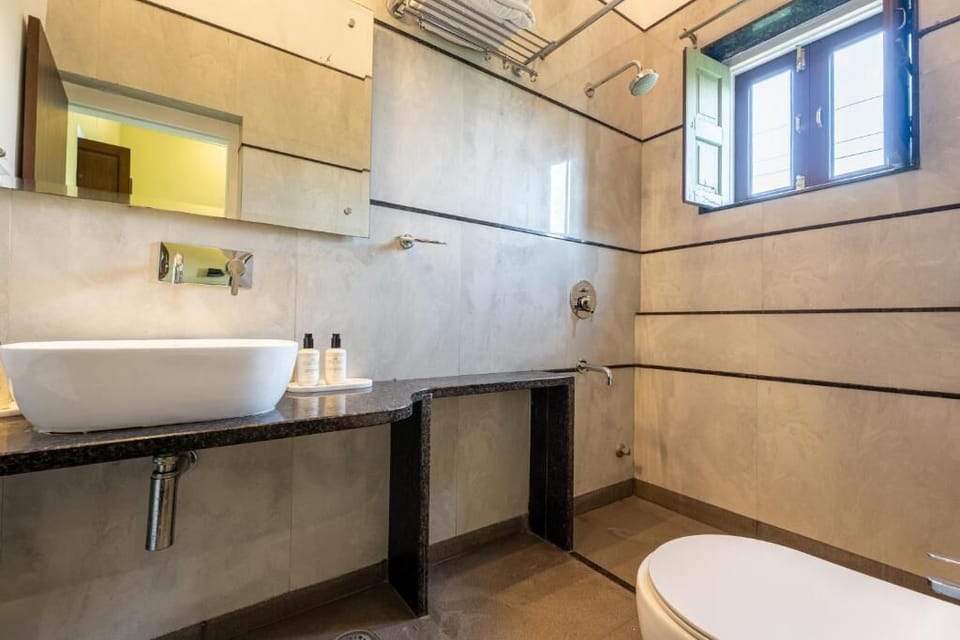 Deluxe Room, City View | Bathroom | Shower, free toiletries, hair dryer, slippers