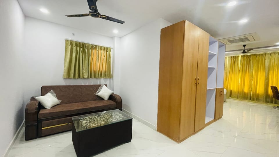 Classic Suite | Laptop workspace, free WiFi, bed sheets