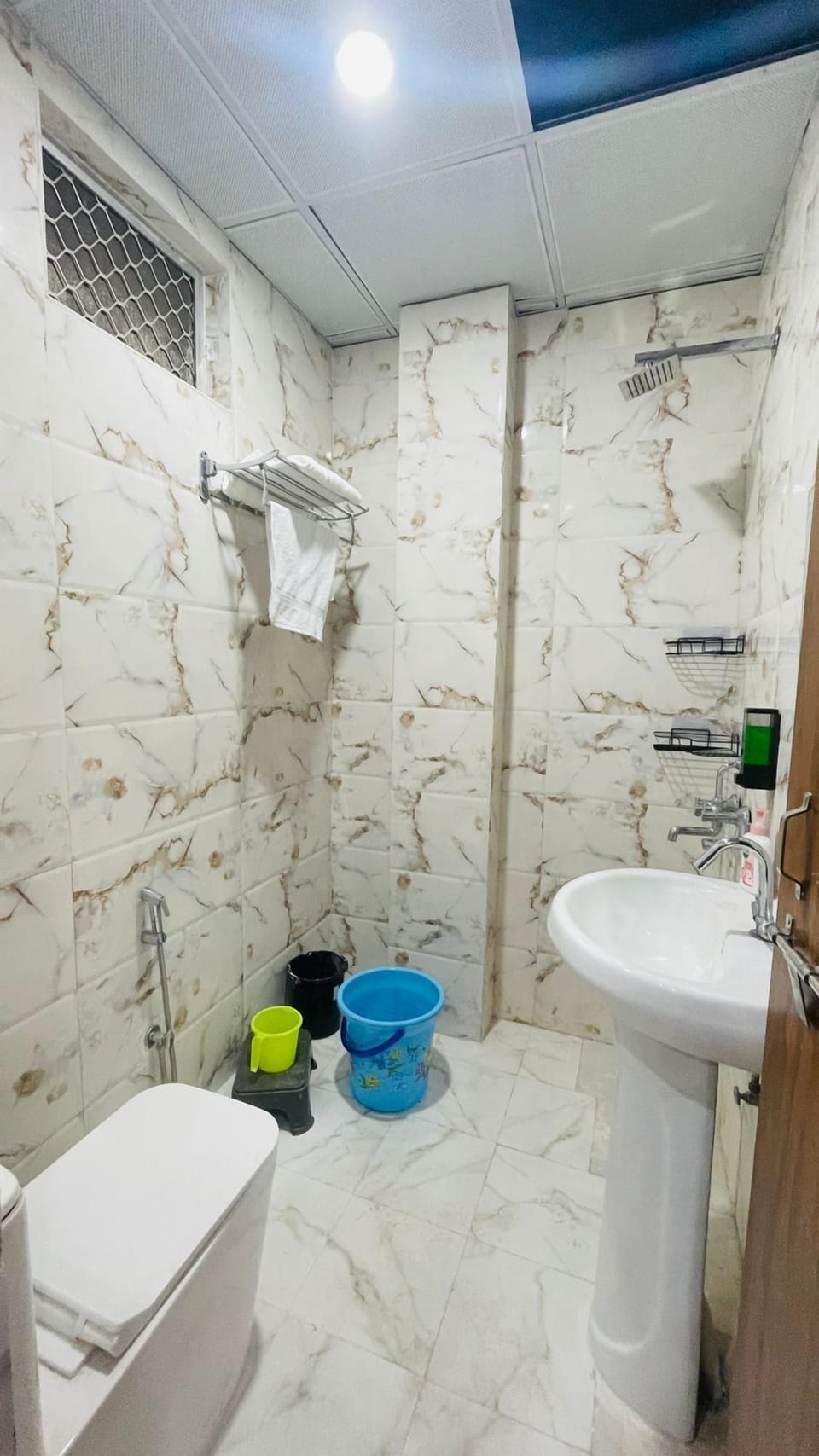 Deluxe Room | Bathroom | Combined shower/tub, free toiletries, slippers, towels