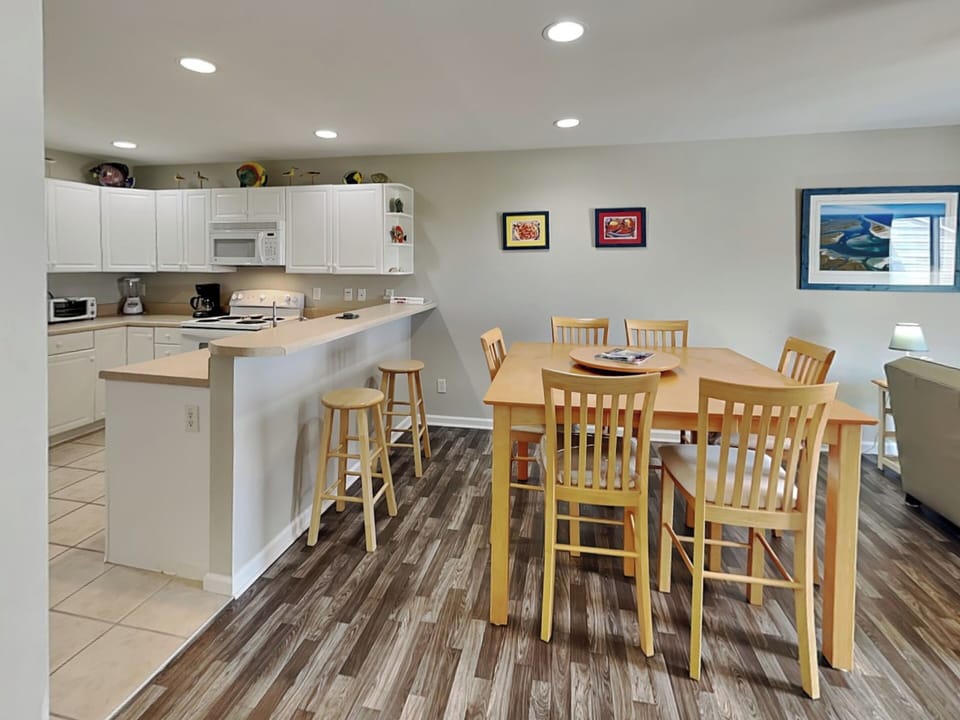 Dining Area - Seating for 8 + Breakfast Bar - Seating for 2