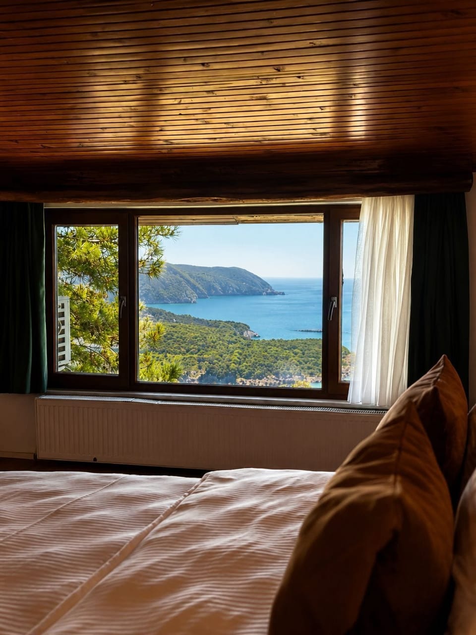 Desk, WiFi (free), bed sheets