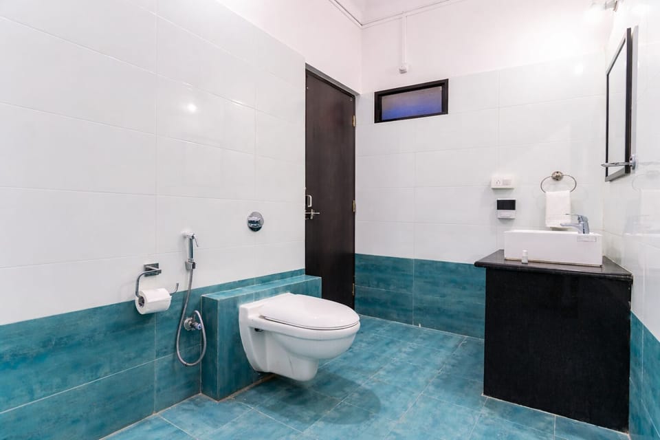 Deluxe Double Room, Courtyard View | Bathroom | Shower, towels, soap, shampoo