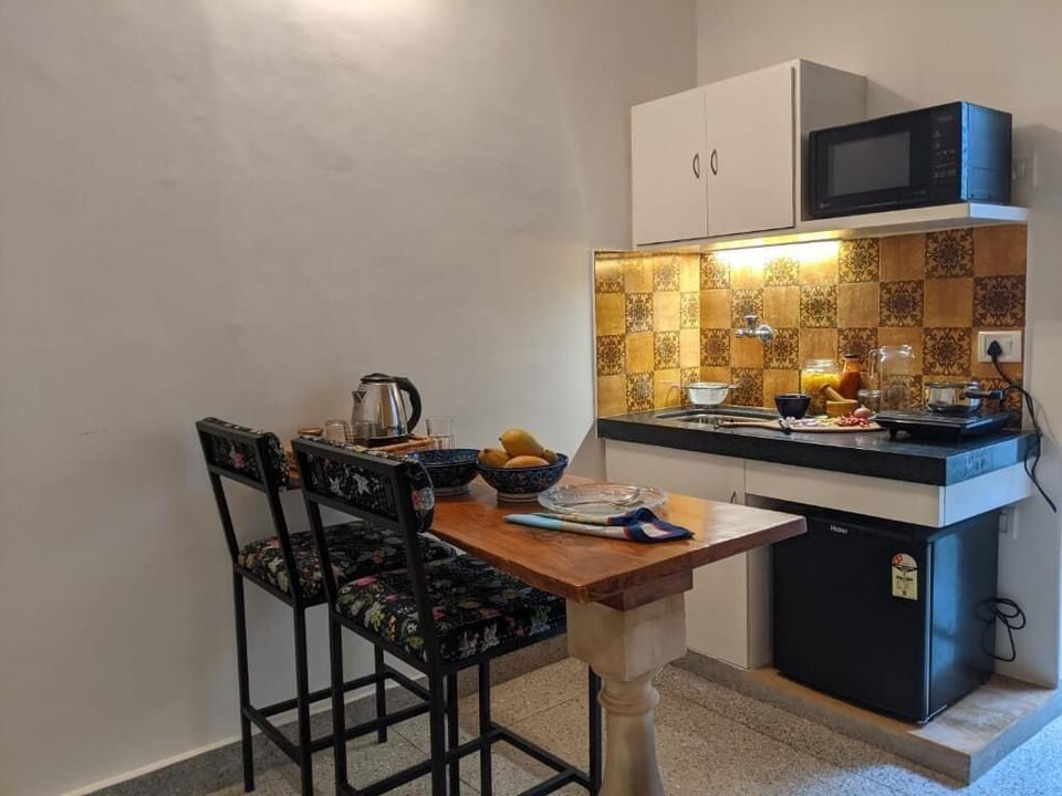 Suite, Courtyard View | Private kitchen | Mini-fridge, microwave, oven, stovetop