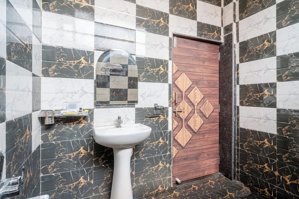 Deluxe Twin Room | Bathroom | Shower, towels, soap