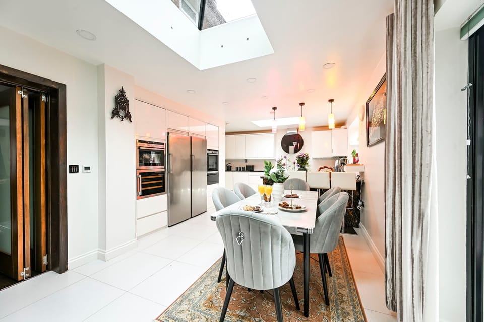 House | 5 bedrooms, desk, Internet