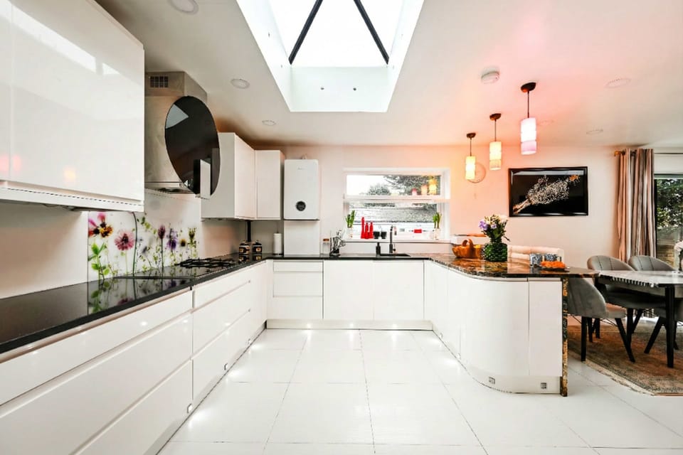 House | 5 bedrooms, desk, Internet