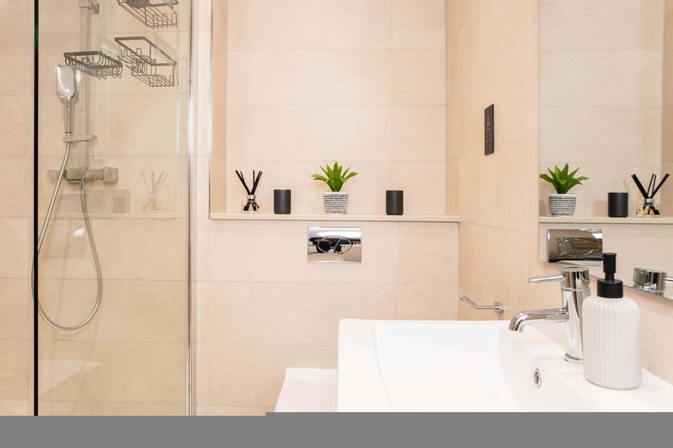 Central Leeds Apartment by Station - Sleeps 7 Apartment in Leeds