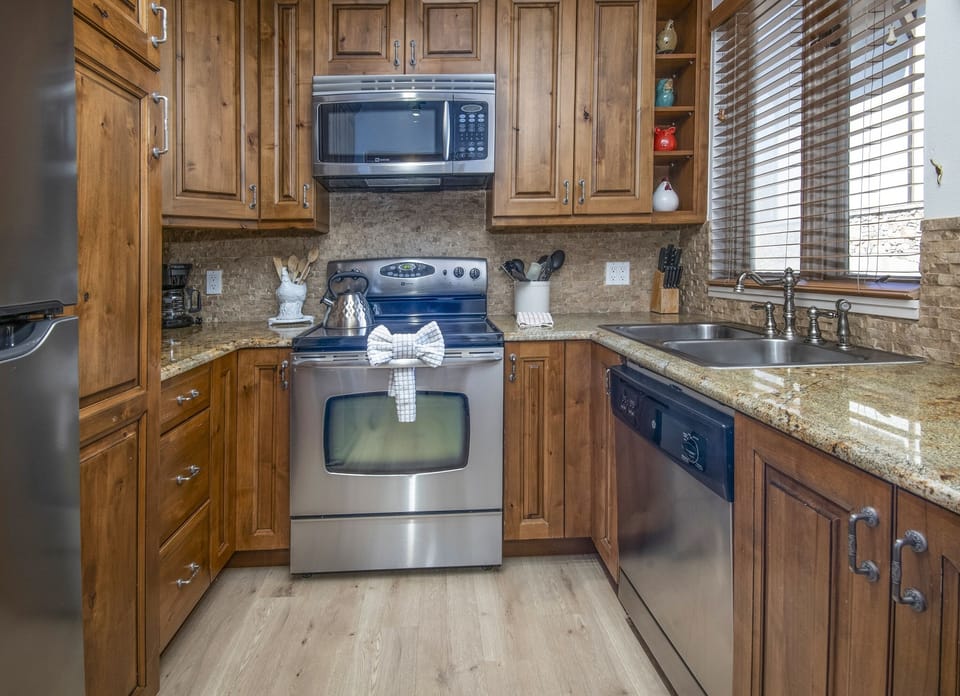 Condo, 1 Bedroom | Private kitchen | Fridge, oven, coffee/tea maker, toaster
