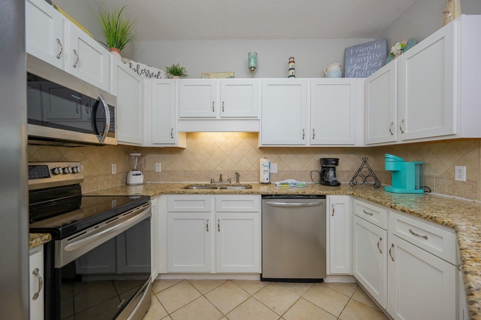 Condo, 2 Bedrooms | Private kitchen | Fridge, oven, coffee/tea maker