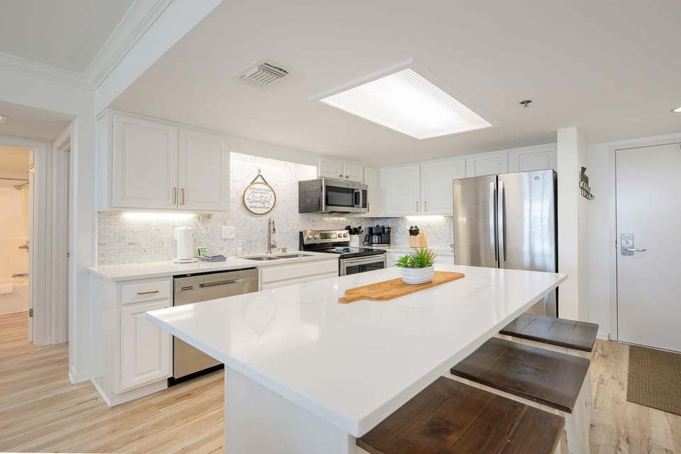 Condo, 2 Bedrooms | Private kitchen | Fridge, oven, coffee/tea maker
